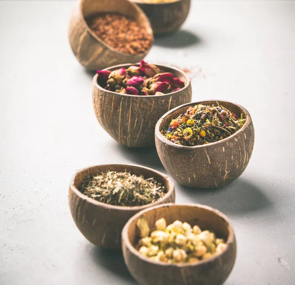 Surtido de té seco en cuencos de coco . —  Fotos de Stock