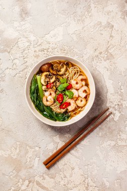 Asya erişte çorbası