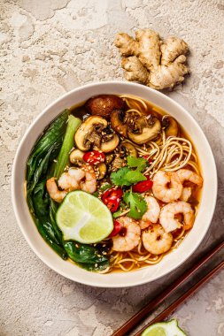 Asya erişte çorbası