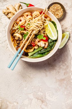 Asya erişte çorbası