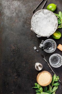 Metal buz kovası ve mojito malzemeler
