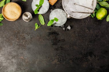 Metal buz kovası ve mojito malzemeler