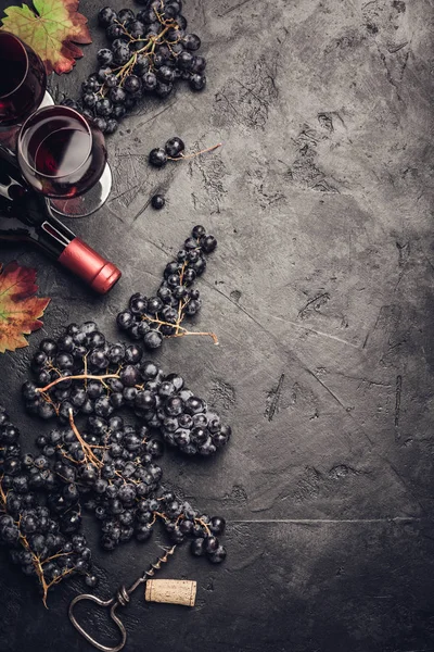 Wein Mit Trauben Blättern Und Korken Auf Dunklem Hintergrund Kopierraum — Stockfoto