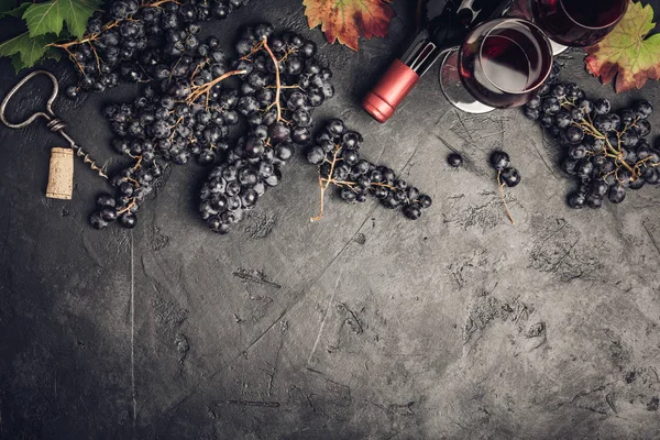 Wein Mit Trauben Blättern Und Korken Auf Dunklem Hintergrund Kopierraum — Stockfoto