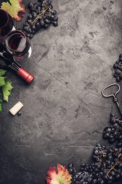 Wein Mit Trauben Blättern Und Korken Auf Dunklem Hintergrund Kopierraum — Stockfoto