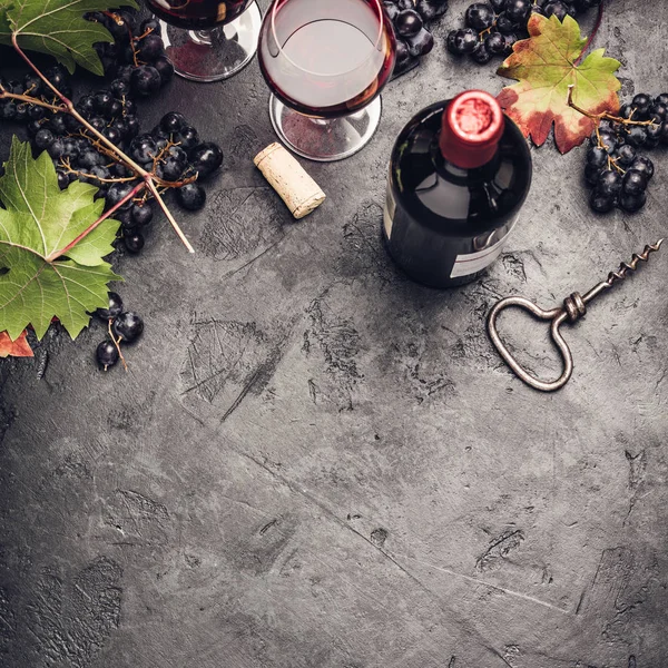 Wein Mit Trauben Blättern Und Korken Auf Dunklem Hintergrund Kopierraum — Stockfoto