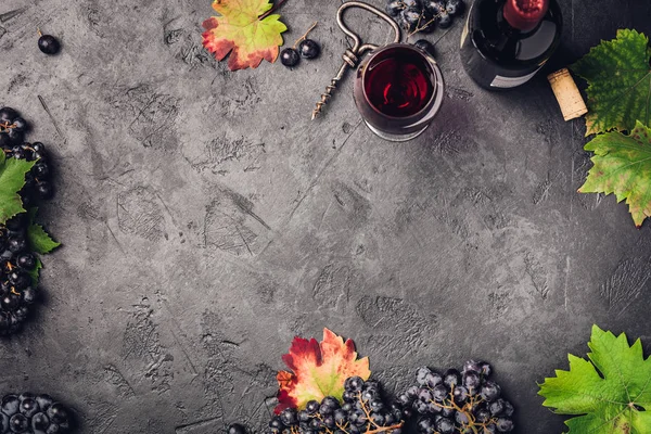 酒与葡萄 叶子和软木塞在黑暗的背景 Copyspace 平的放置 — 图库照片