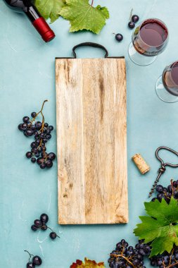 Mavi arka plan, boşaltmak, şarap kompozisyonu düz yatıyordu