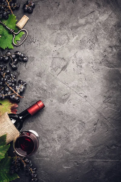 Wein Mit Trauben Blättern Und Korken Auf Dunklem Hintergrund Kopierraum — Stockfoto