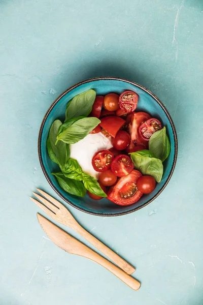 Salada Caprese Queijo Mussarela Tomates Folhas Manjericão Fundo Azul Vista — Fotografia de Stock