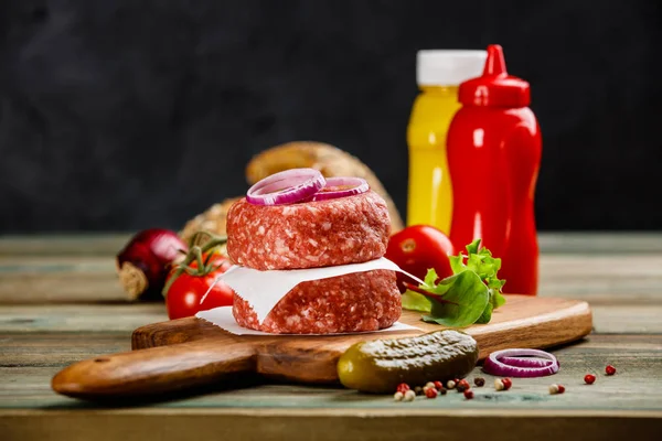 Домашні Гамбургери Сирі Яловичі Тістечка Хліб Чіабата Іншими Інгредієнтами Гамбургерів — стокове фото