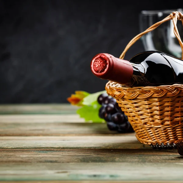 Weinkomposition Auf Dunklem Rustikalem Hintergrund Platz Für Text — Stockfoto