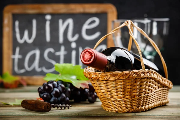 Wijnproeverij Concept Wijn Mand Met Druiven Bladeren Kurken Donkere Achtergrond — Stockfoto