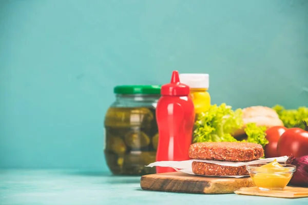 Homemade Hamburgers Raw Beef Patties Sesame Buns Other Ingredients Hamburgers — Stock Photo, Image