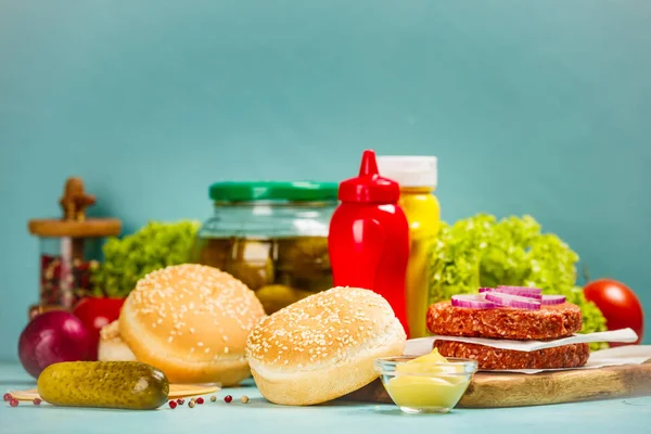 Домашние Гамбургеры Сырые Говяжьи Котлеты Кунжутные Булочки Другими Ингредиентами Гамбургеров — стоковое фото