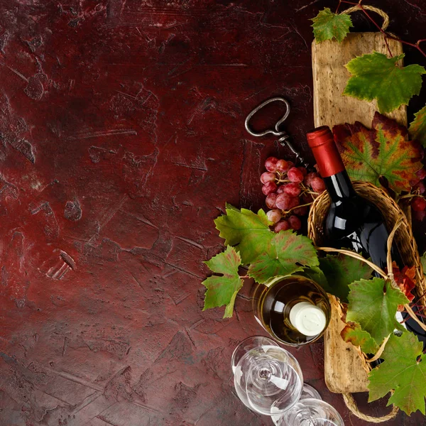 Wein Mit Gläsern Trauben Blättern Und Korkenzieher Auf Dunklem Hintergrund — Stockfoto