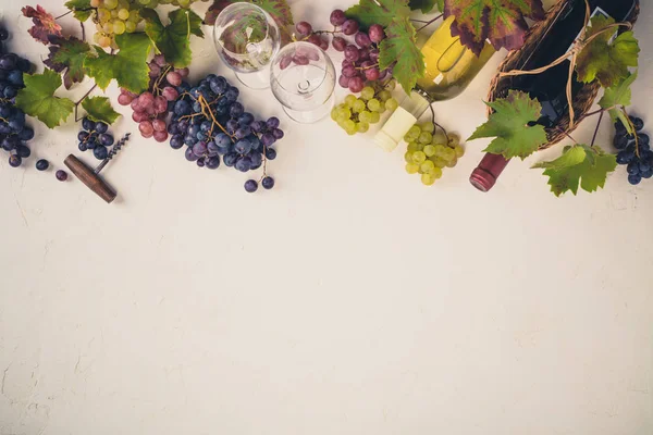 Wein Mit Gläsern Trauben Blättern Und Korkenzieher Auf Dunklem Hintergrund — Stockfoto