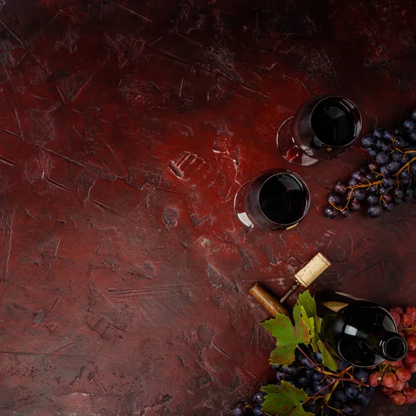 深色底色的带眼镜 叶子和软木塞螺丝的葡萄酒 复制空间 — 图库照片