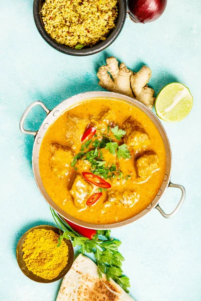 Curry Tradizionale Ingredienti Sfondo Blu Curry Lime Zenzero Peperoncino Pane — Foto Stock