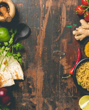 Kuskus, naan ekmek ve yemek malzemeler eski ahşap zemin üzerinde. Düz yatıyordu. Sağlıklı vejetaryen yemek ve pişirme kavramı