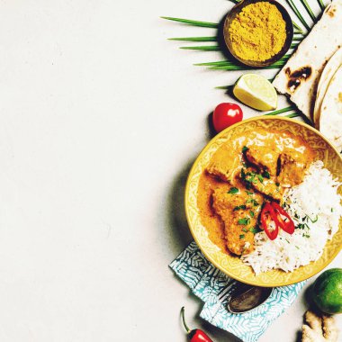 Geleneksel köri pirinç ve beton zemin üzerine malzemeler ile