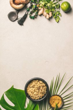 Kuskus, yeşil yaprak ve beton zemin üzerine yemek malzemeler. Düz yatıyordu. Sağlıklı vejetaryen yemek ve pişirme kavramı