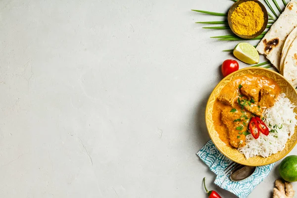 Curry Tradicional Con Arroz Ingredientes Sobre Fondo Hormigón — Foto de Stock