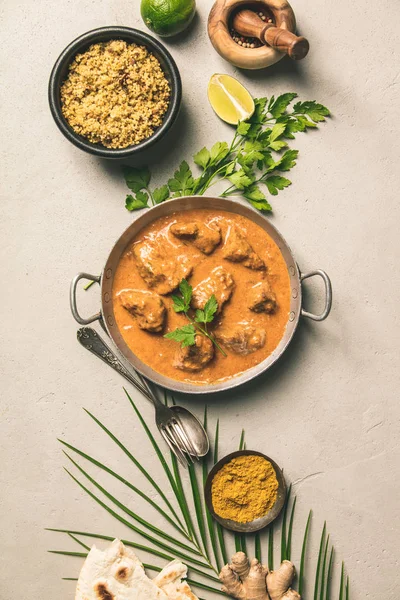 Tradiční Kari Ingredience Konkrétní Pozadí Curry Vápno Zázvor Chilli Naan — Stock fotografie