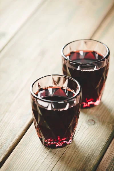 Composição Vinho Tinto Copos Vinho Tinto Garrafa Vinho Uvas Folhas — Fotografia de Stock