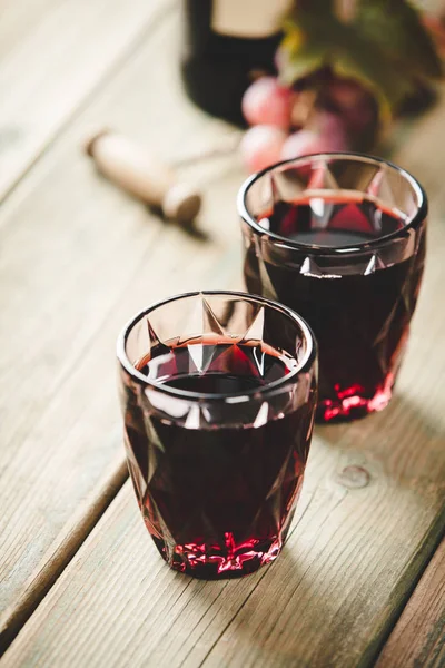 Rotweinkomposition Rotweingläser Weinflaschen Trauben Und Blätter Auf Rustikalem Hintergrund Raum — Stockfoto