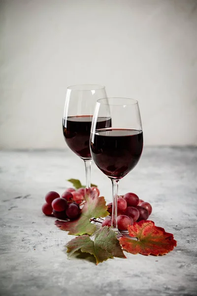 Composition Vin Rouge Verres Vin Rouge Bouteille Vin Raisins Feuilles — Photo
