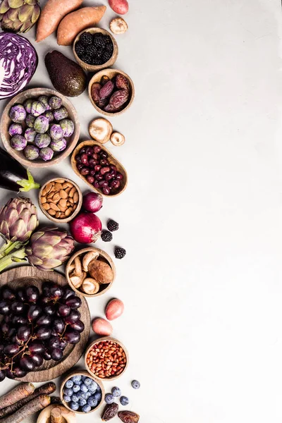 Асортимент Сирих Органічних Фіолетових Інгредієнтів Баклажанів Артишоків Картоплі Цибулі Ягід — стокове фото