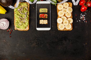 Sağlıklı sandwicheson koyu arka plan