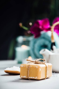 Spa konsepti üzerine beton arka plan - metin için yer