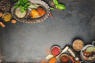 Otlar ve baharatlar koyu arka plan üzerinde