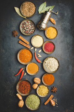 Baharat koyu arka plan üzerinde çeşitli kaseler