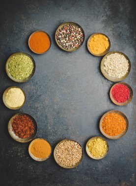 Baharat koyu arka plan üzerinde çeşitli kaseler