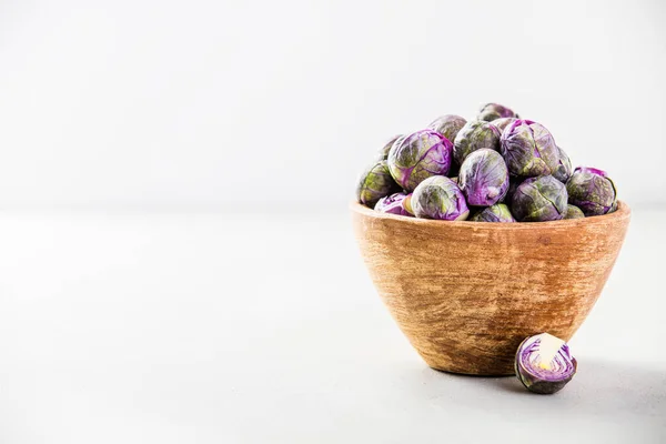 Ahşap bir kabın içinde mor Brüksel lahanası — Stok fotoğraf