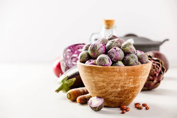 Purpurfarbene Rosenkohl sprießt in einer Holzschale — Stockfoto