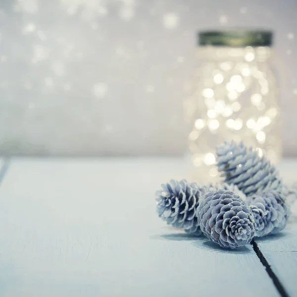Luces de hadas de Navidad en un frasco de albañil — Foto de Stock