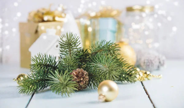 木制背景的圣诞装饰品 — 图库照片