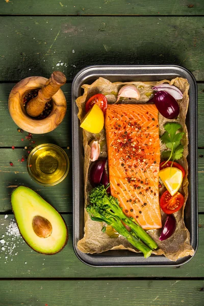 Baking dish with fresh raw salmon steak, vegetables  and seasoni — Stock Photo, Image