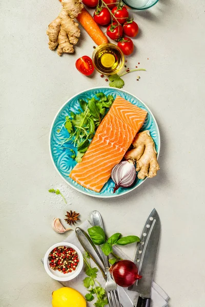 Filé de salmão cru e ingredientes para cozinhar — Fotografia de Stock