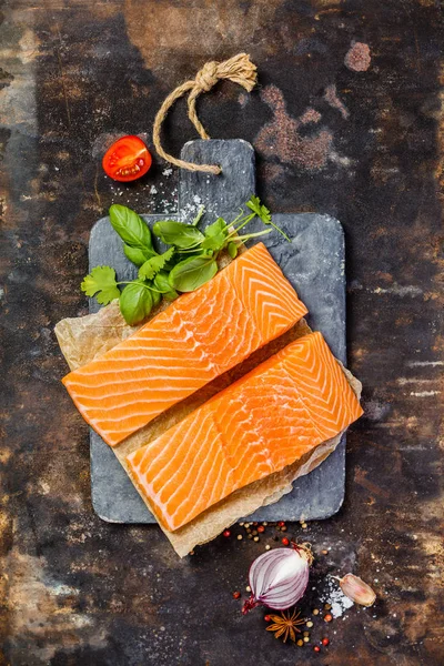 Филе лосося и ингредиенты для приготовления пищи — стоковое фото