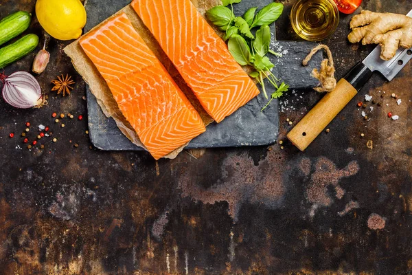 Filete de salmón crudo e ingredientes para cocinar —  Fotos de Stock