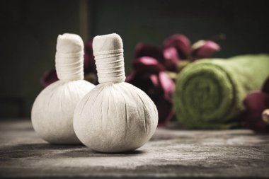 Spa konsepti rustik koyu arka plan üzerine