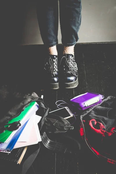 Tânără fată alternativă pe podea neagră cu o geantă de școală — Fotografie, imagine de stoc