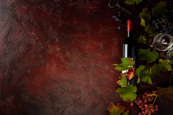 Composição do vinho em fundo rústico — Fotografia de Stock