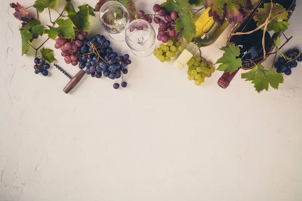 Komposisi anggur pada latar belakang pedesaan - ruang untuk teks — Stok Foto