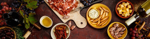 Вино и тапас на фоне красного камня, вид сверху
